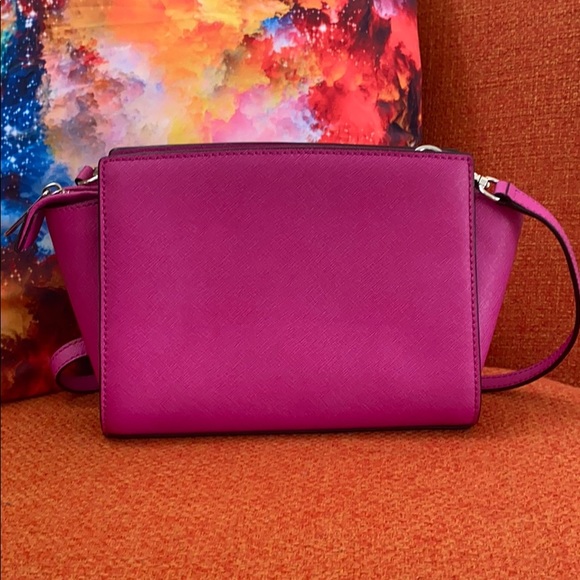 Michael Kors Small Selma Fuchsia Crossbody - Picture 2 of 6
